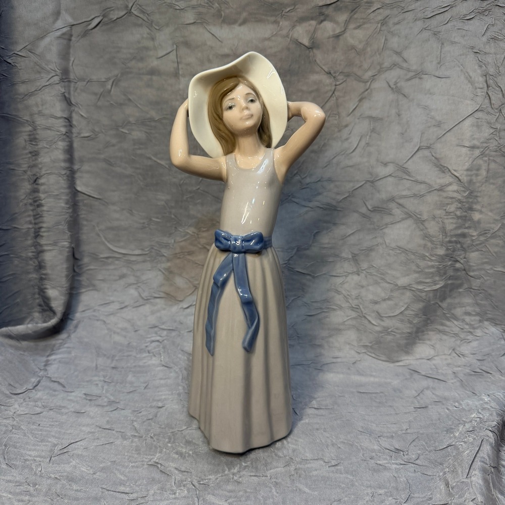 Lladro Spring Is Here 5223 Porcelain Figurine Girl with Sun Hat Jose Puche Spain